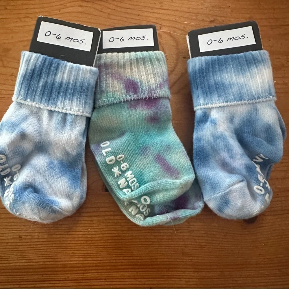 New old navy tie dye socks for baby 0-6 months 3 pairs